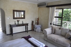 3 habitaciones, tabla de planchar con plancha y ropa de cama