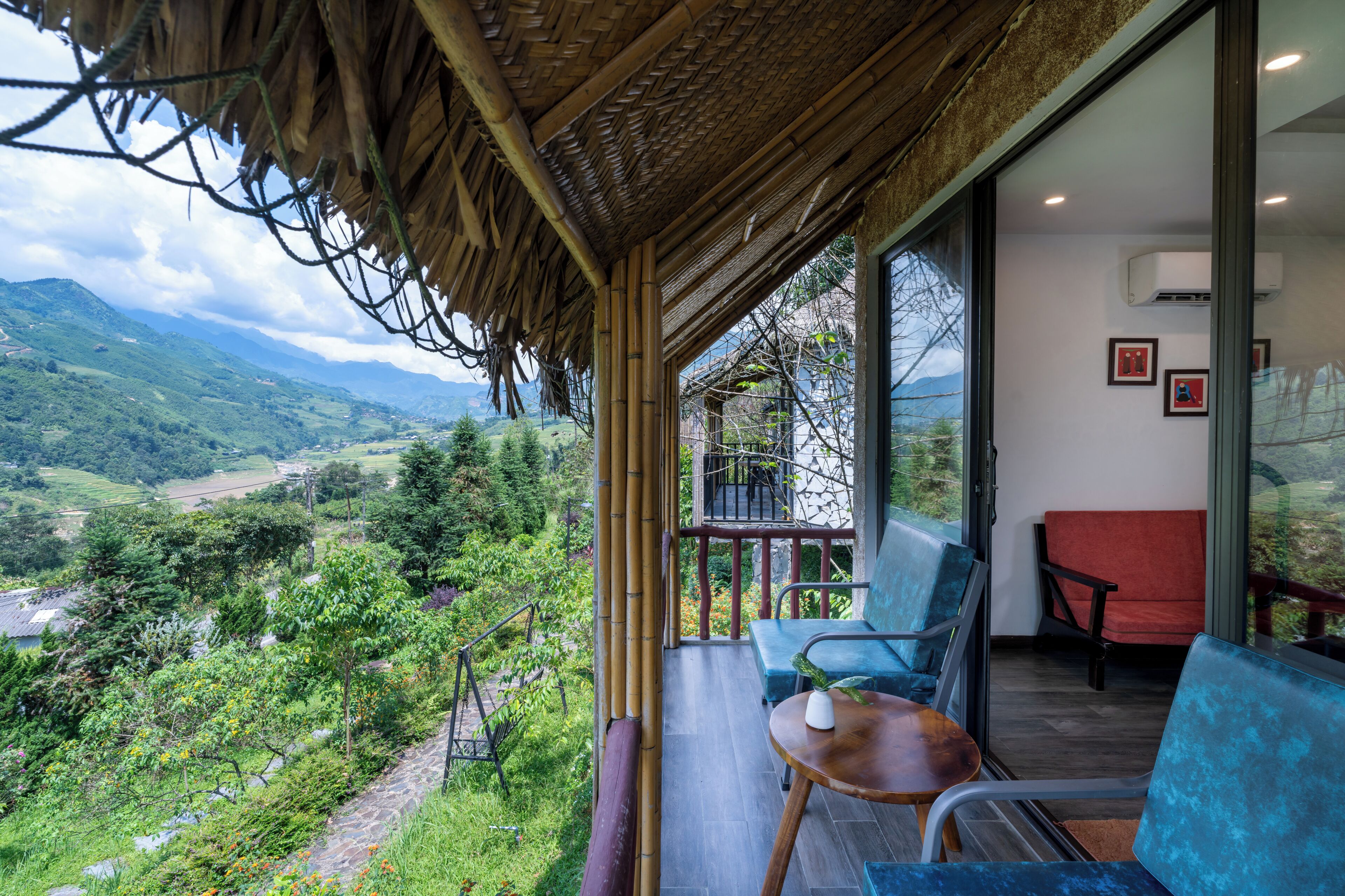 Una habitación con balcón y vistas a un paisaje montañoso.