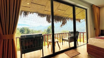 Habitación de diseño con 1 cama doble o 2 individuales, vistas a la montaña | Terraza o patio