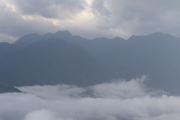 Una cordillera con nubes en la base.