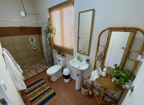 Douche, sĂšche-cheveux, serviettes fournies, shampoing