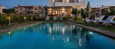 Piscina externa, espreguiçadeiras