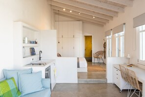 5 chambres, coffres-forts dans les chambres, bureau