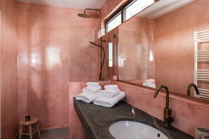 Combined shower/tub, hair dryer, towels, soap