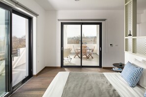 5 bedrooms, in-room safe, desk, iron/ironing board