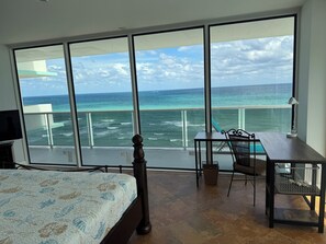 2 chambres, bureau, fer et planche à repasser, lit parapluie