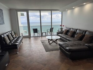 TV connectée, lecteur de DVD, baby-foot, table de tennis de table