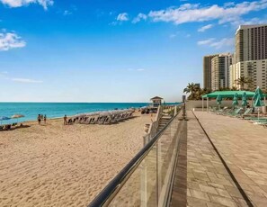 Plage, chaises longues, serviettes de plage