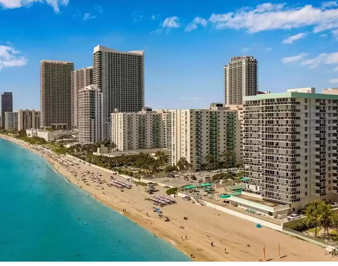 En la playa, camastros y toallas de playa 