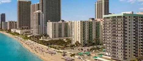 En la playa, camastros y toallas de playa