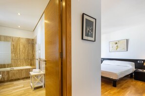 5 habitaciones, tabla de planchar con plancha y internet gratis 
