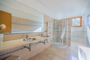 Badewanne, Haartrockner, Handtücher