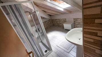Dusche, Haartrockner, Bidet, Handtücher