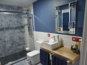 Douche, sèche-cheveux, serviettes fournies, savon