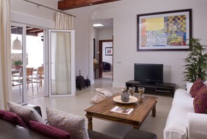 TV, DVD player, table tennis - Modern Villa with Heated Pool, Wifi and Air Conditioning in Los Mojones (Puerto del Carmen)