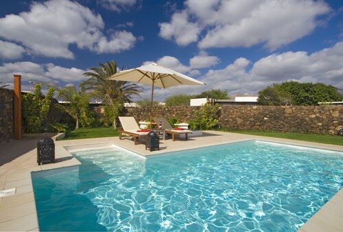 Moderne Villa mit beheiztem Pool, WLAN und Klimaanlage in Los Mojones