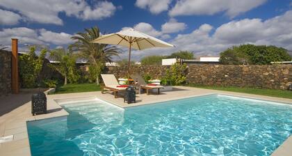 Moderne Villa mit beheiztem Pool, WLAN und Klimaanlage in Los Mojones
