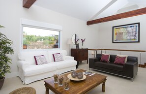 Televisie, een dvd-speler en een tafeltennistafel