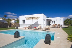 Pool - Modern Villa with Heated Pool, Wifi and Air Conditioning in Los Mojones (Puerto del Carmen)