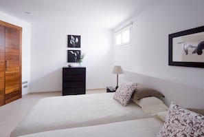 3 chambres, coffres-forts dans les chambres, fer et planche à repasser