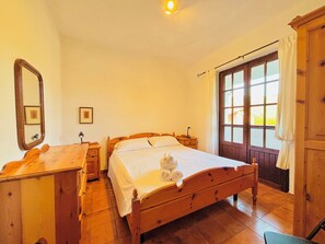 3 dormitoris, caixa forta a l'habitació i planxa i posts de planxar 