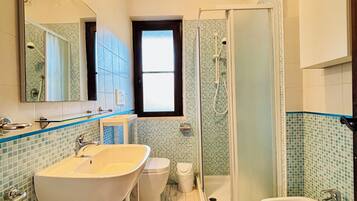 Dusche, Haartrockner, Bidet, Handtücher
