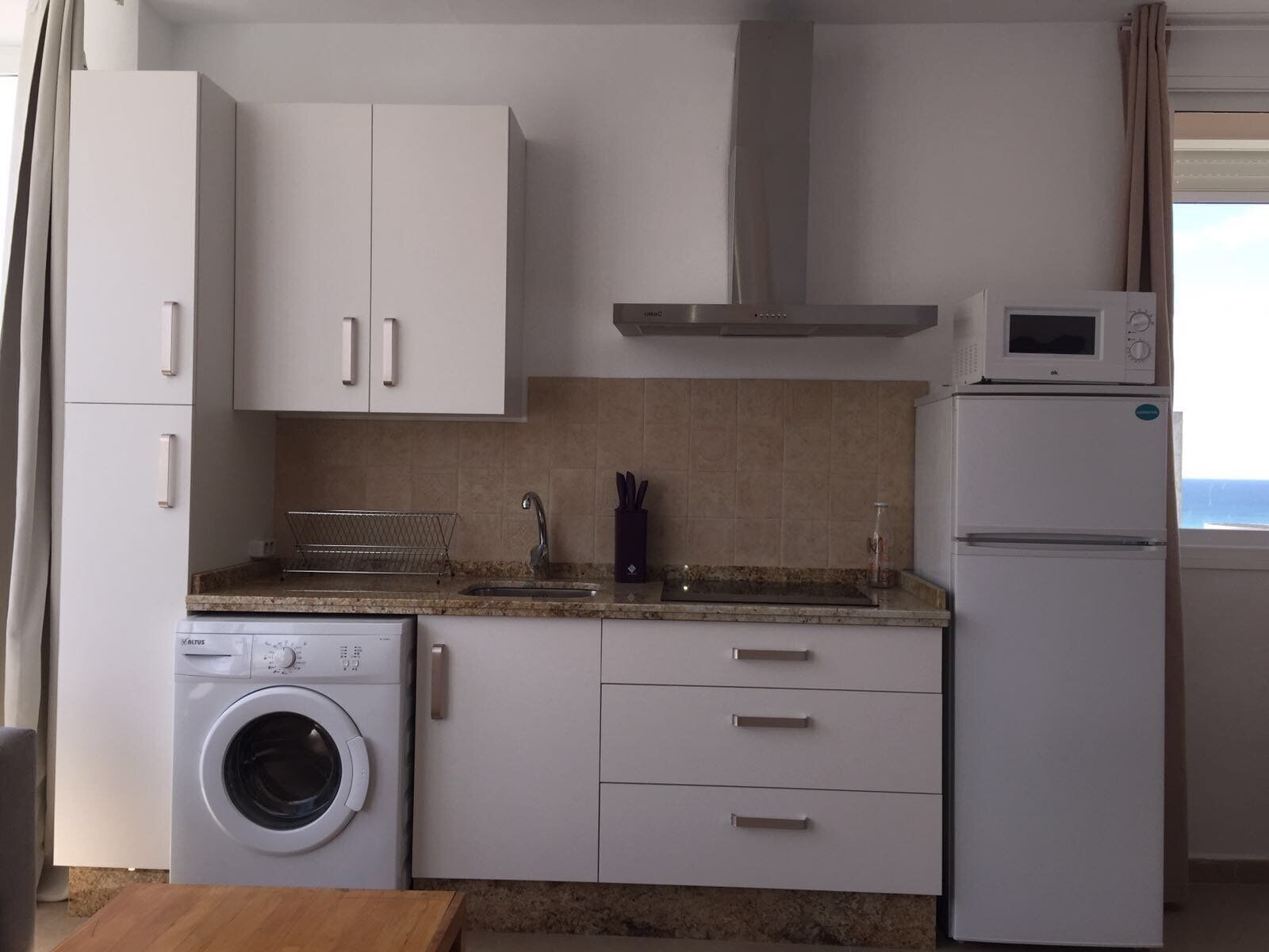 Réfrigérateur, micro-ondes, plaque de cuisson, cafetière/bouilloire
