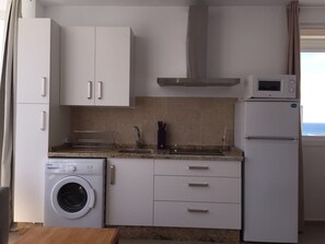 Fridge, microwave, stovetop, coffee/tea maker - BUILDING SENSES APARTMENT THE STUDIO 1ºB (Tarifa)