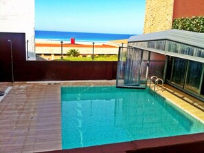 Una piscina climatizada, tumbonas