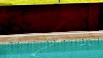 Una piscina climatizada, tumbonas