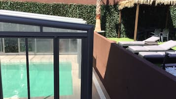 Una piscina climatizada, tumbonas