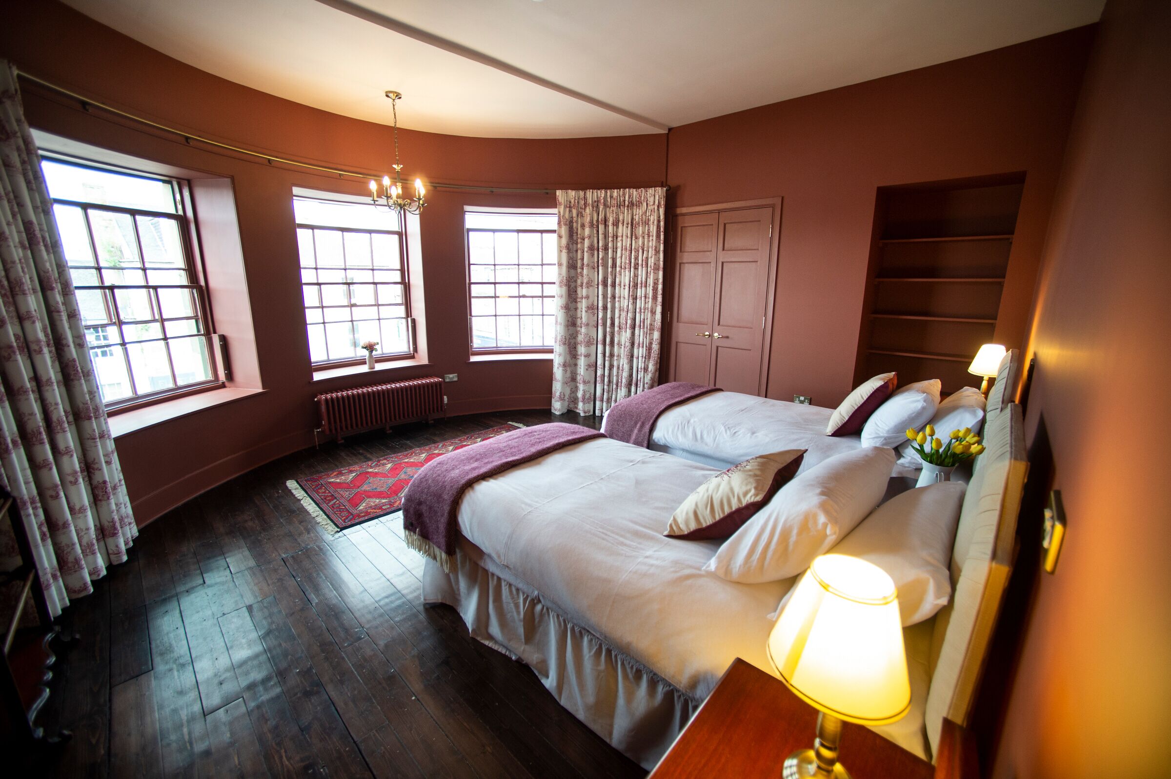 2 soverom, skrivebord, strykejern/-brett og wi-fi (inkludert)