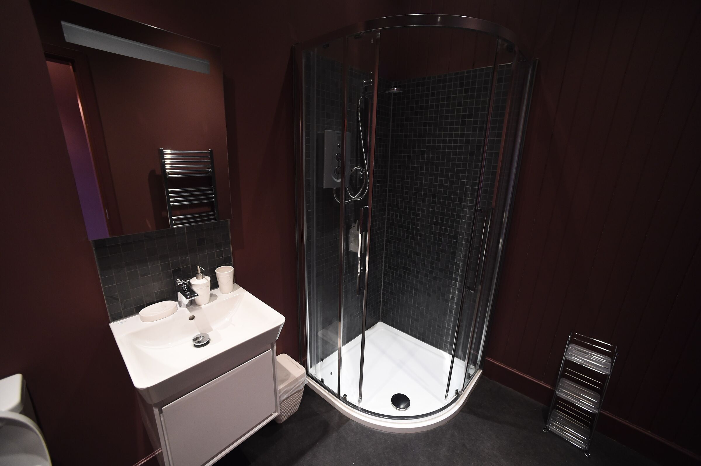 Combined shower/bathtub, hair dryer, towels, soap