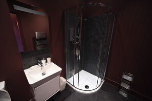 Combined shower/bathtub, hair dryer, towels, soap - Unique Historic Apartment sleeping 7 close to St Andrews (Cupar)