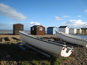 Beach nearby - 5 mins. to beach, tennis, pool. food in local pubs, castles close by, Free WiFi. (Kingsdown)