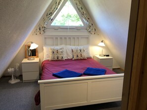 3 bedrooms, iron/ironing board, travel crib, free WiFi - 5 mins. to beach, tennis, pool. food in local pubs, castles close by, Free WiFi. (Kingsdown)