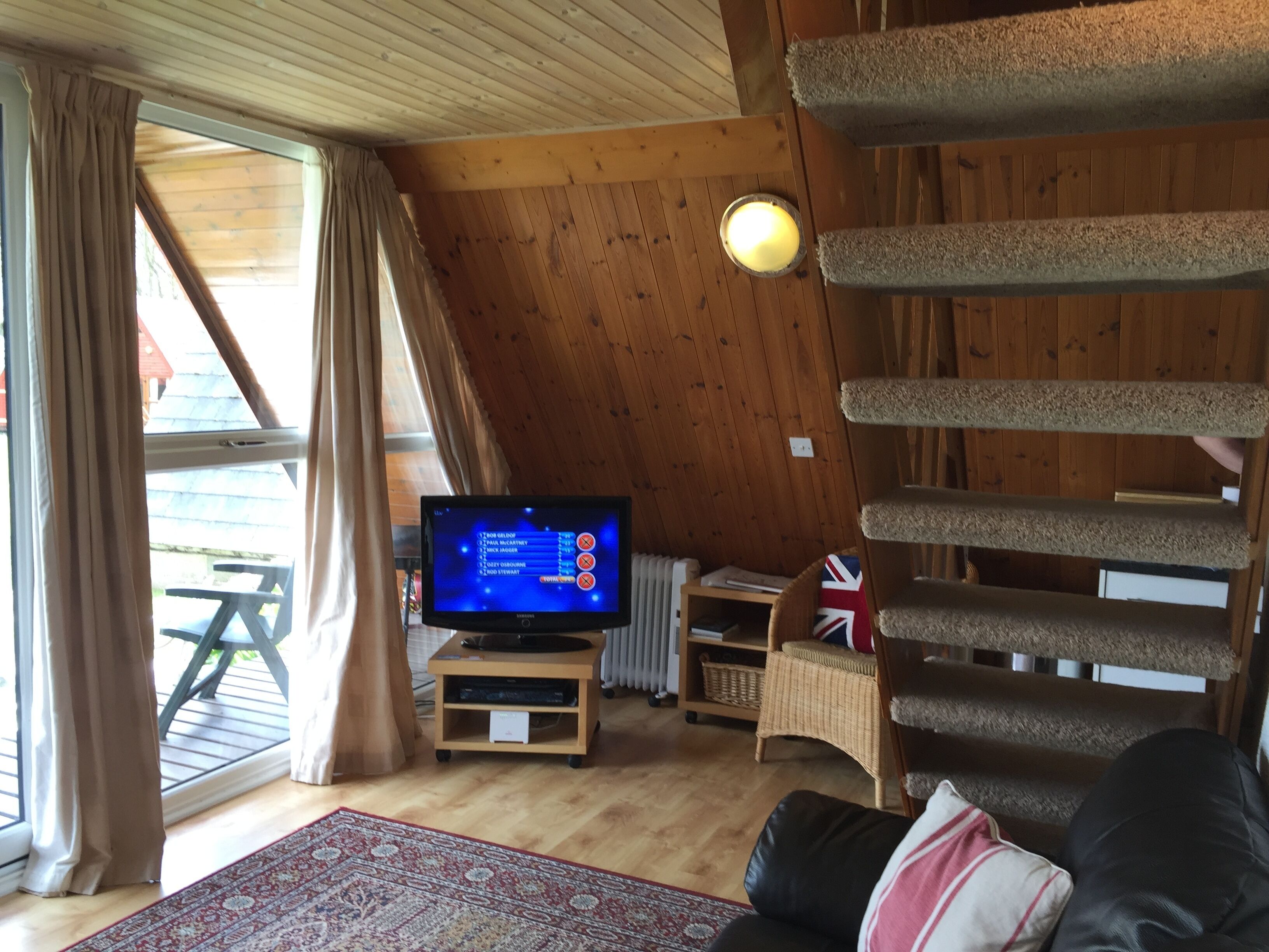 Smart TV, DVD player, table tennis, books