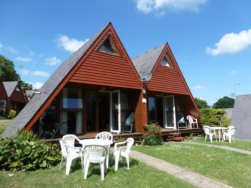 5 mins. to beach, tennis, pool. food in local pubs, castles close by, Free WiFi.