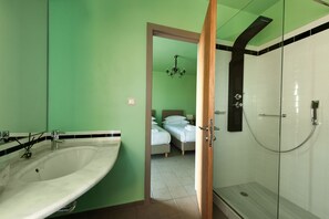 Een douche, een haardroger, handdoeken