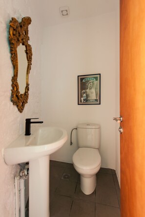 Shower, hair dryer, towels - 2-Bedroom Villa with Panoramic View of Sea & Mountains. (Karystos)