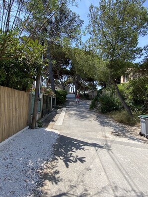 Property grounds - Comfortable seaside vacation home, fully renovated and air-conditioned (Hyères)