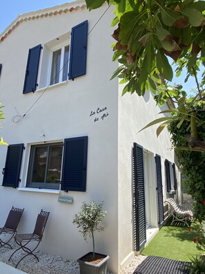 Exterior - Comfortable seaside vacation home, fully renovated and air-conditioned (Hyères)