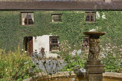  Georgian Galway  Carriagehouse - Overlooking Palladian Fountain in  Country Est