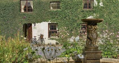 Georgian Galway Carriagehouse - Overlooking Palladian Fountain in Country Est