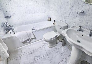 Ensemble baignoire-douche, baignoire à remous, séchoir à cheveux