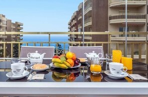 تناول الطعام بالخارج