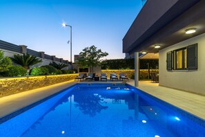 Una piscina al aire libre, una piscina climatizada