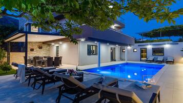 حمّام سباحة خارجي، حمّام سباحة مُدفَّأ