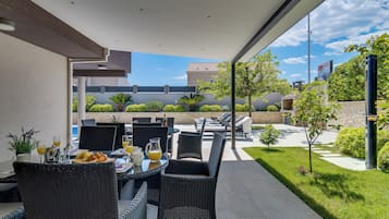 تناول الطعام بالخارج