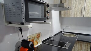 Eine Küche mit Mikrowelle, Toaster und Spüle.